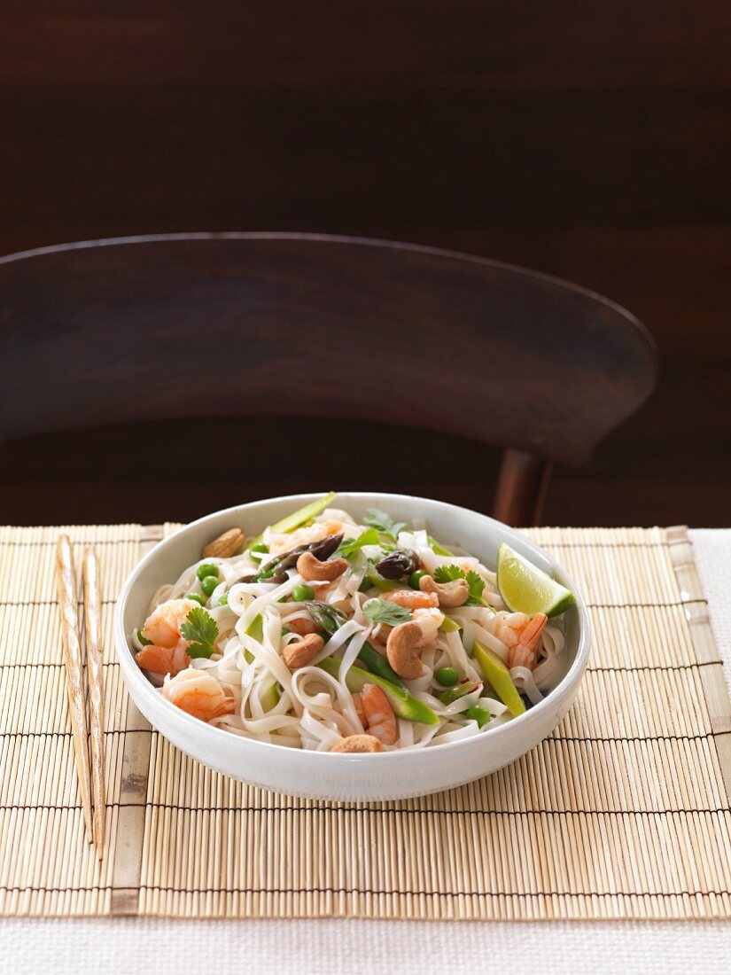 Rice noodle salad with king prawns (Thailand)