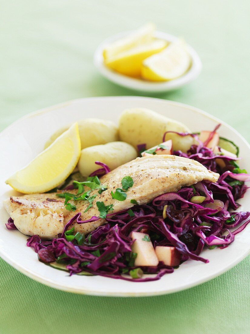 Fischfilet mit Apfel-Rotkohl-Salat und Pellkartoffeln