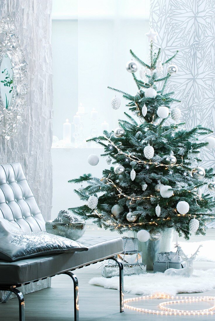 Geschmückter Weihnachtsbaum in Silber und Weiß