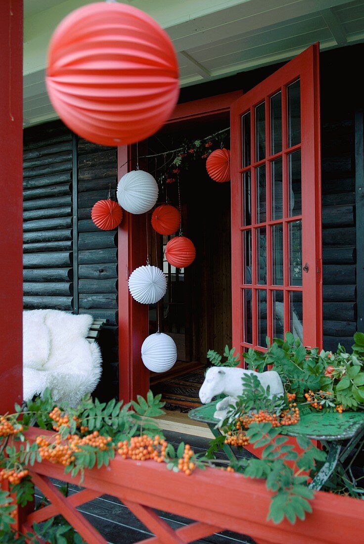 Lampions in Rot und Weiß als Weihnachtsdekoration auf der Terrasse