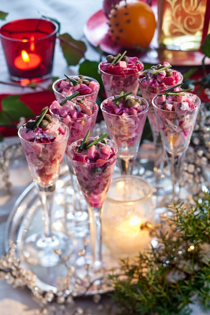 Rote-Bete-Salat in Stielgläsern zu Weihnachten (Schweden)