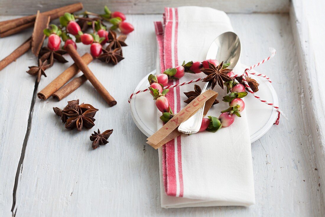 Gedeckt mit Kränzchen aus Johanniskrautbeeren