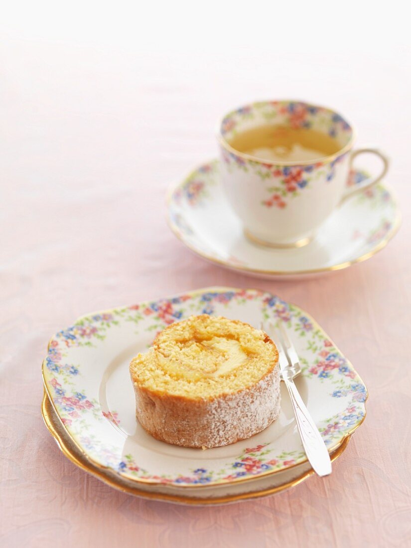 Ein Stück Biskuitrolle mit Lemon Curd auf Teller