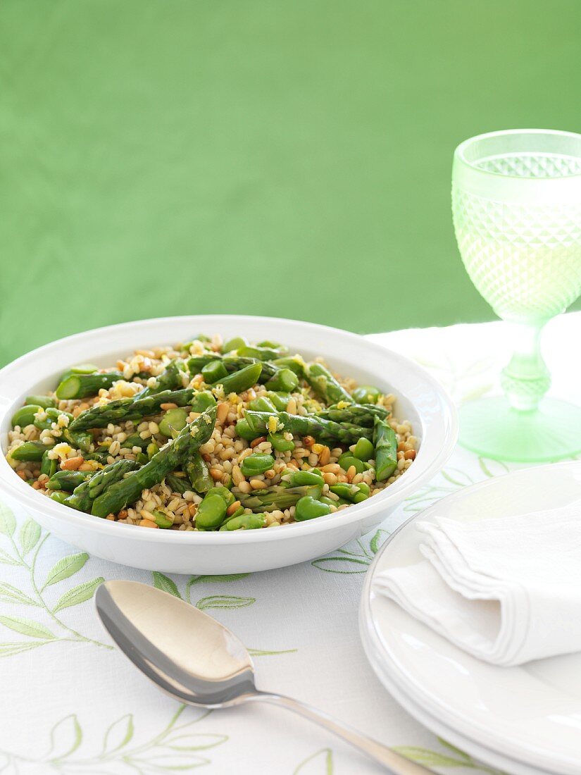 Barley salad with asparagus and beans