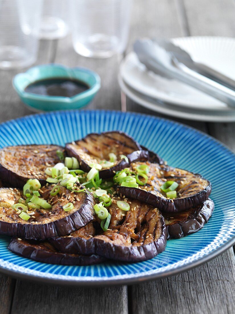 Gegrillte Auberginen mit Frühlingszwiebeln