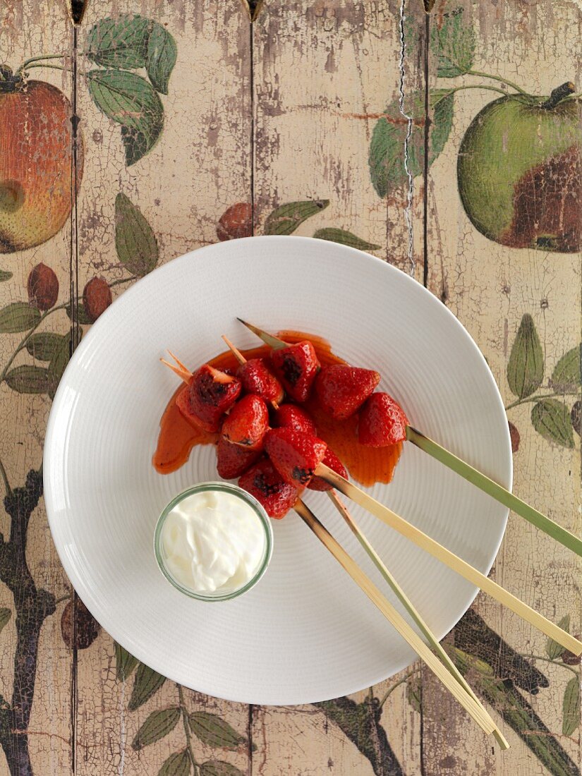 Grilled strawberry kebabs with cream