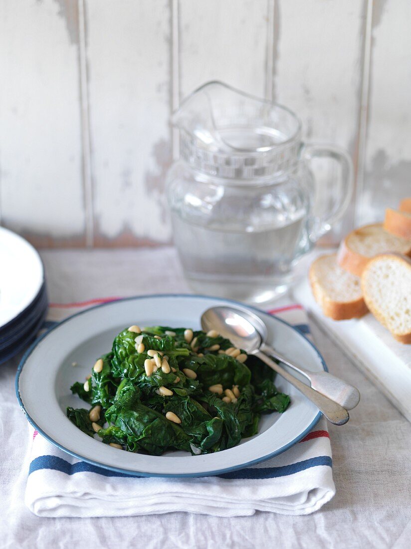 Blattspinat mit Knoblauch und Pinienkernen