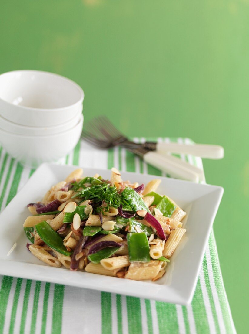 Penne mit Zuckerschoten, Zwiebeln, Speck & Mandeln