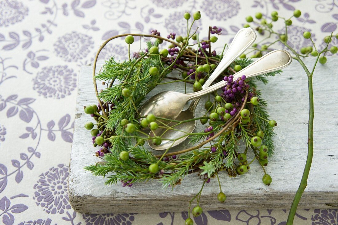 Kranz aus Koniferen, grünen Hagebutten und Callicarpa