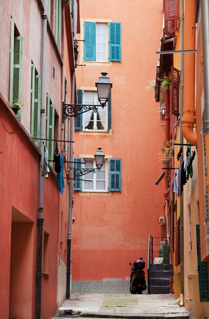 Eine Gasse mit einem Motorroller neben einer Aussentreppe, Frankreich