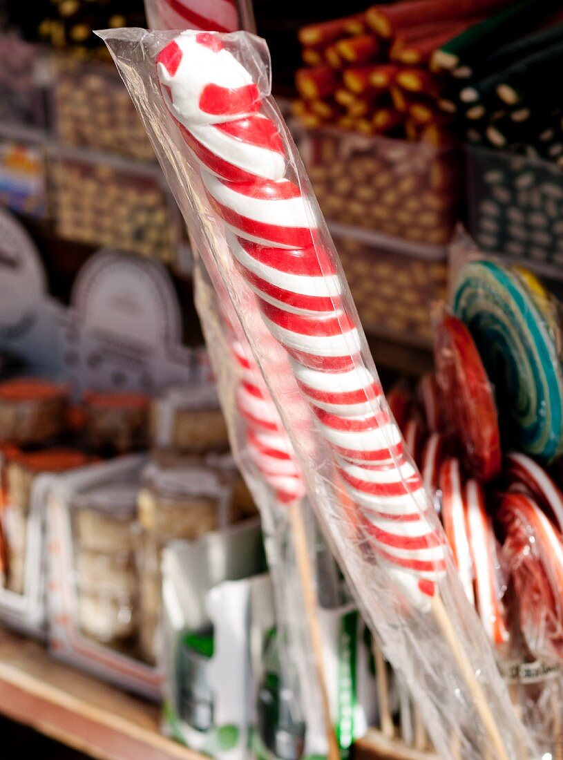 Gedrehte Zuckerstangen und Lollis in einem Süsswarengeschäft in Frankreich