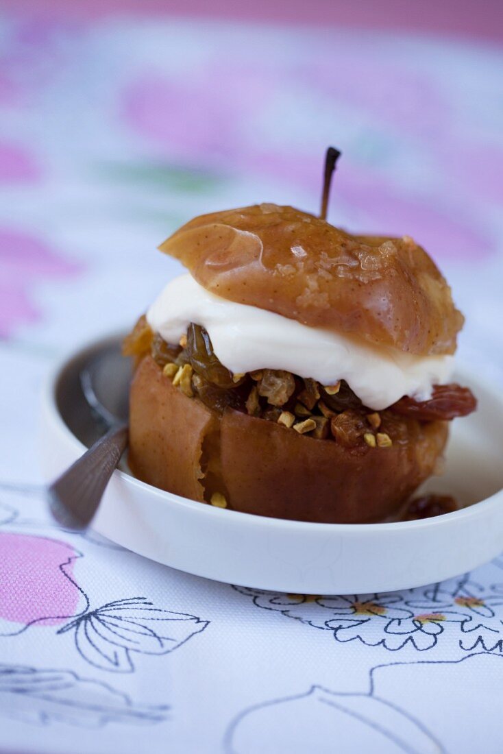 Bratapfel mit Pistazien, Rosinen und Creme fraiche