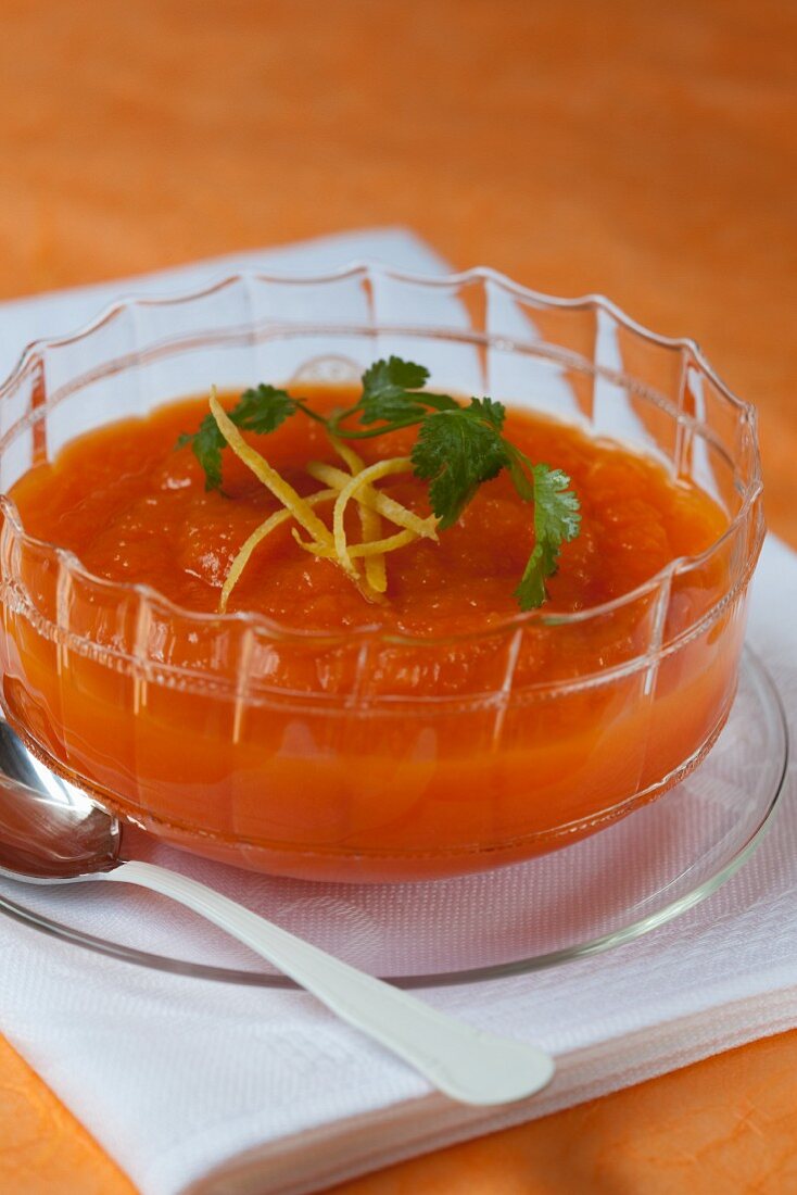 Kürbissuppe mit Zitronenzesten und Koriandergrün