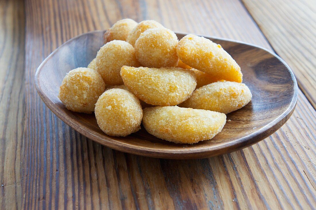 Salgadinhos on a wooden plate