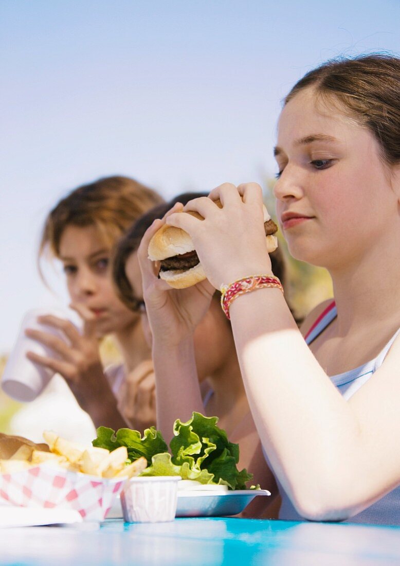 Kids eating hamburgers