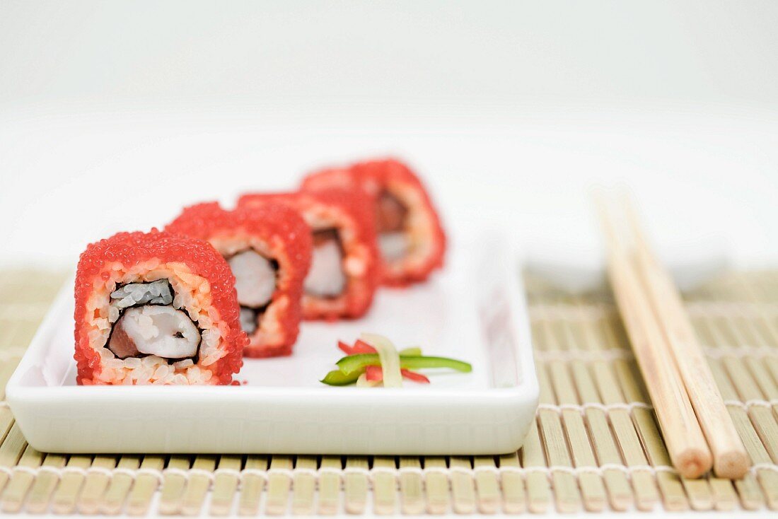 Maki-Sushi mit Rogen vom Fliegenden Fisch