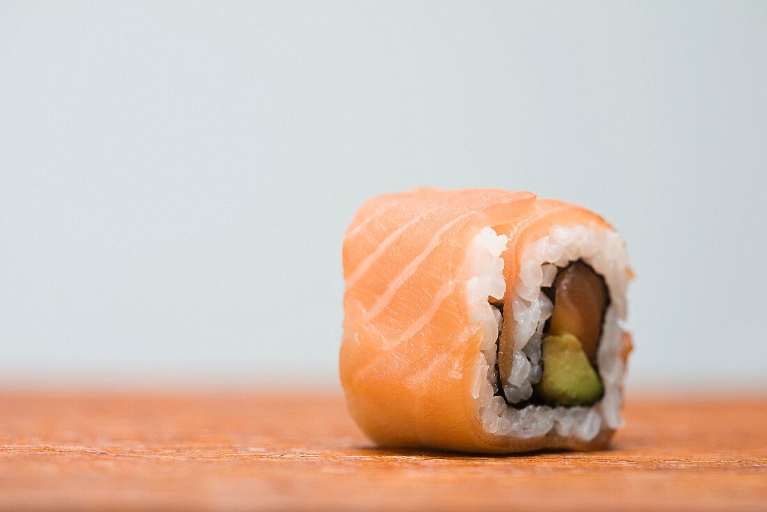 Maki-Sushi mit Lachs und Avocado