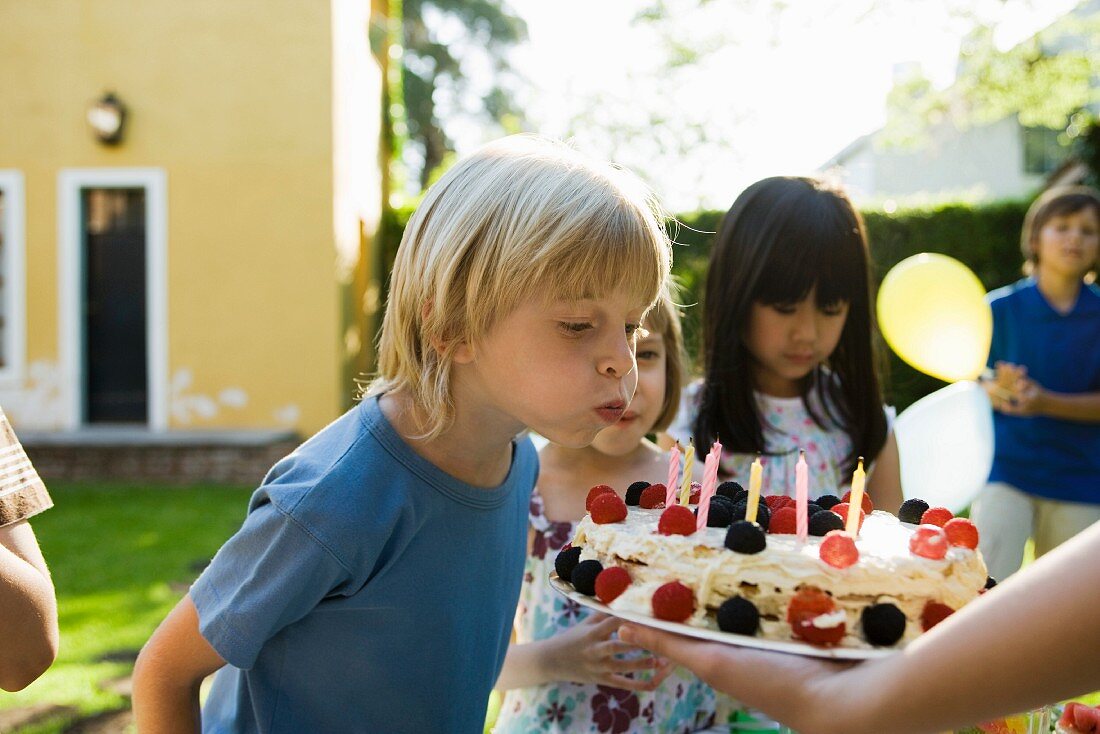 Kinder bei einer Geburtstagsparty