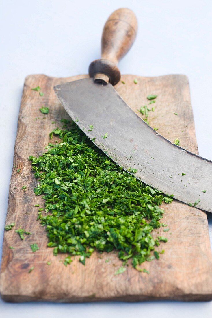 Gehackte frische Kräuter mit Wiegemesser