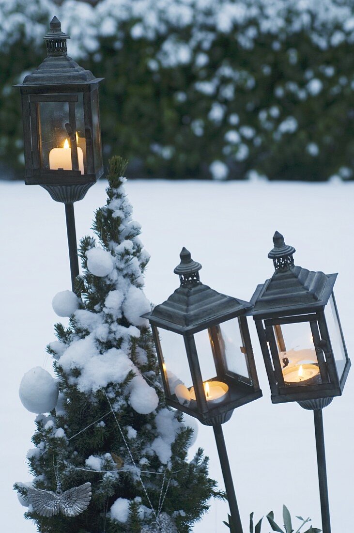 Windlichter im winterlichen Garten