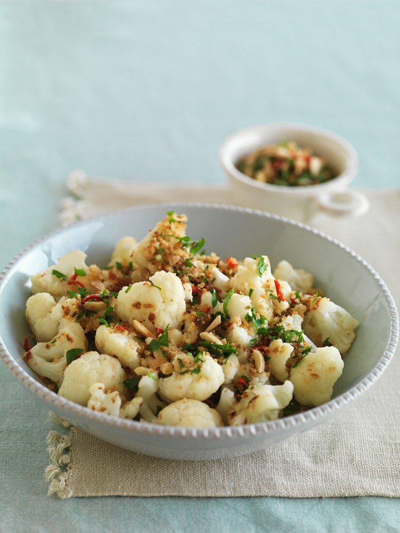 Blumenkohl mit Chili, Knoblauch & Zitronen-Butterbröseln