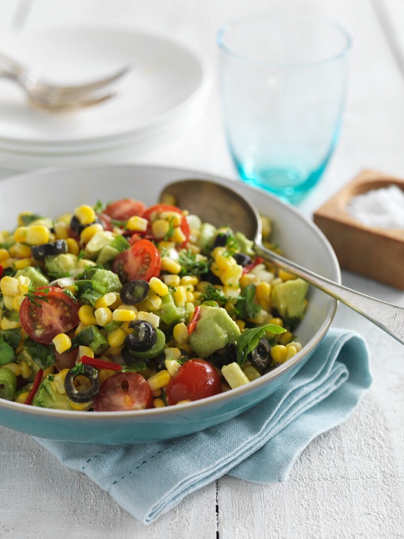 Maissalat mit Tomaten, Avocado, Oliven & Basilikum