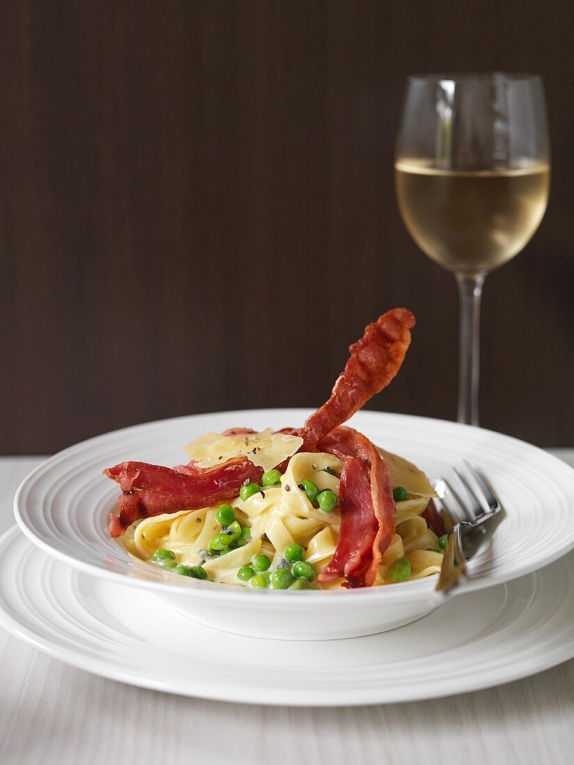 Fettuccine with peas, bacon and blue cheese