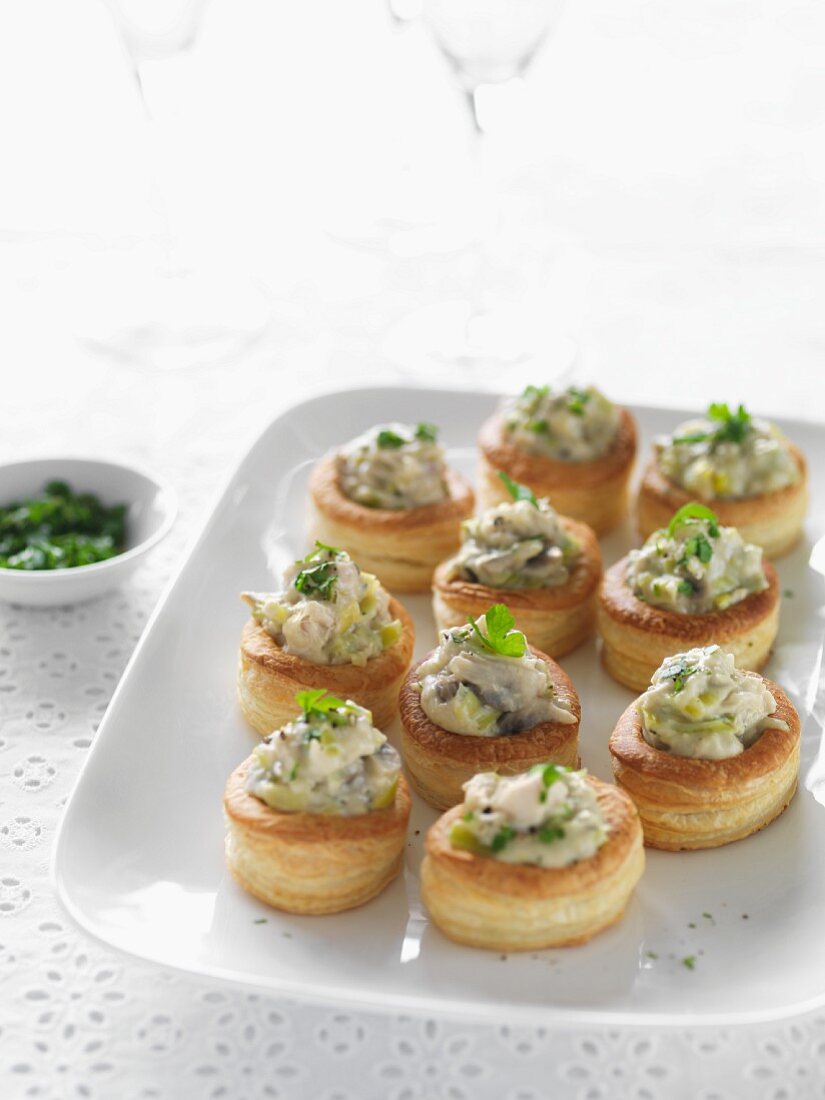 Vol-au-vents filled with chicken and mushrooms