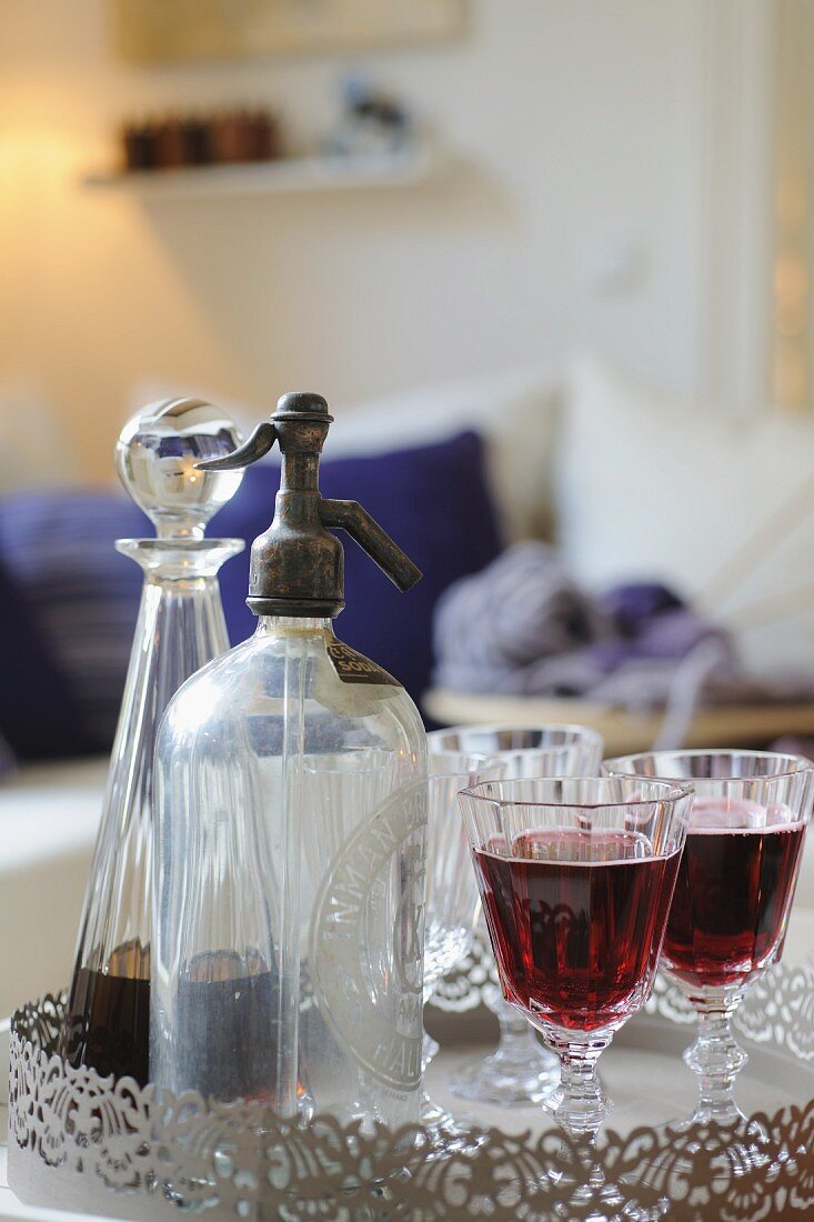 Sodaspender, Karaffe und Gläser mit Rotwein