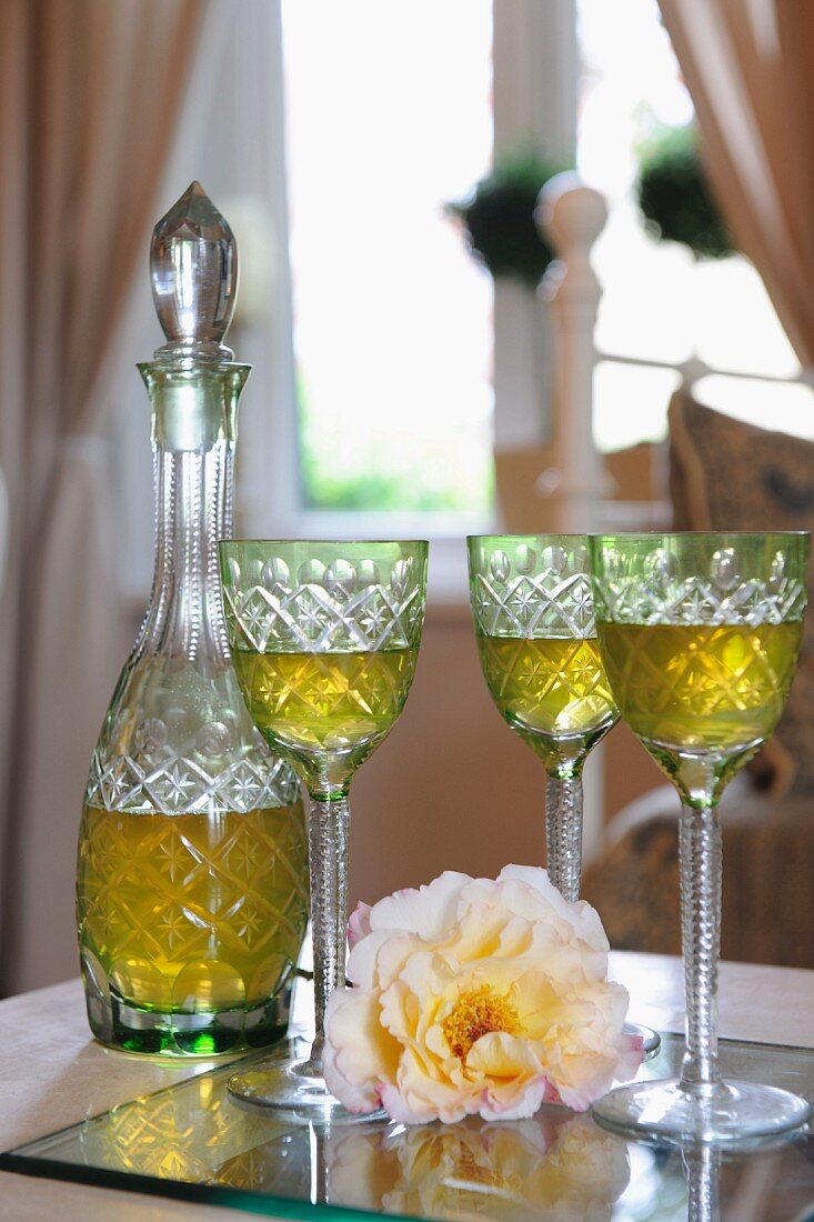 Blüte, Gläser und Karaffe auf einem Tisch
