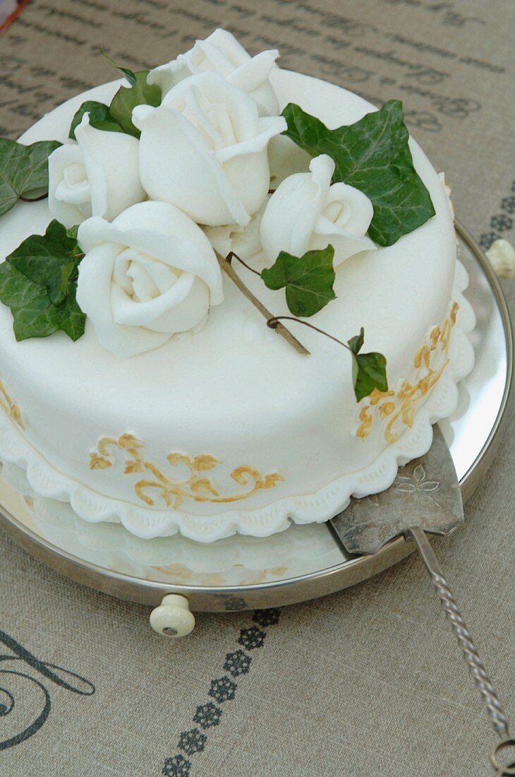Torte mit Blumen-Garnierung