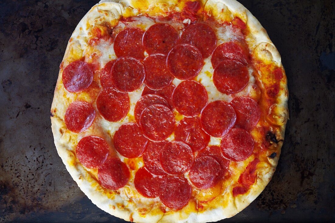 Pizza mit Peperoniwurst von oben