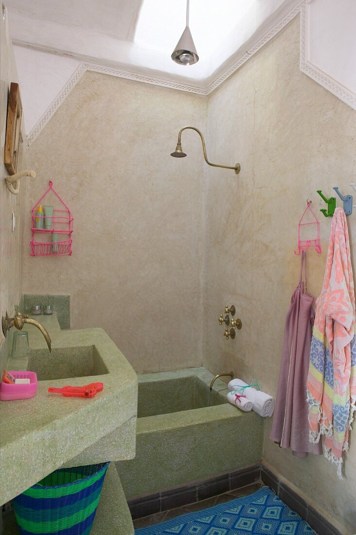 Mediterranean atmosphere in bathroom with masonry bathtub and washstand