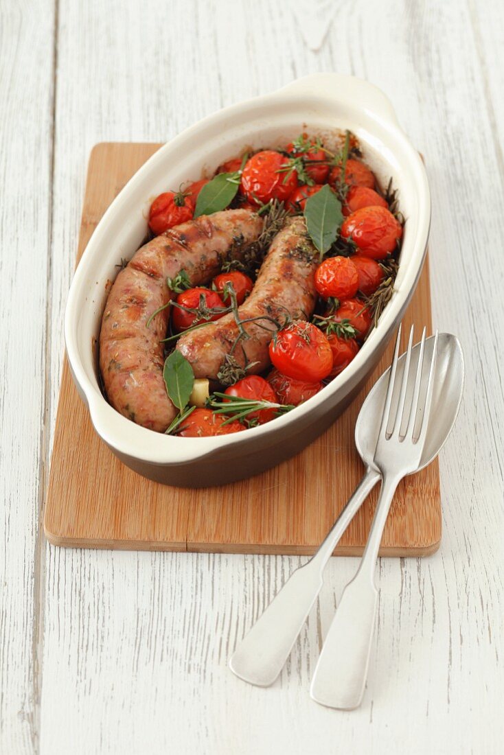 Sausages with cherry tomatoes, rosemary and thyme