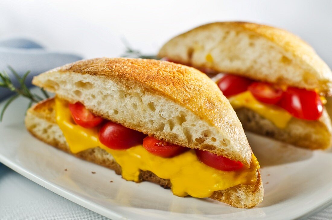 Sandwich mit geschmolzenem Käse & Tomaten
