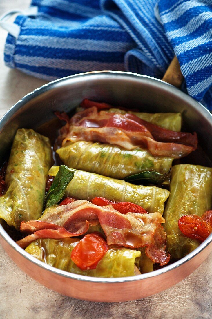 Cabbage roulade with vegetables and bacon