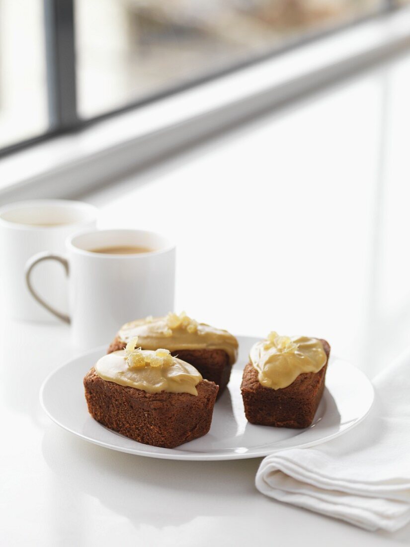 Gluten-free gingerbread and coffee