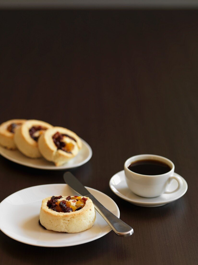 Hefeschnecken (glutenfrei) und Kaffee