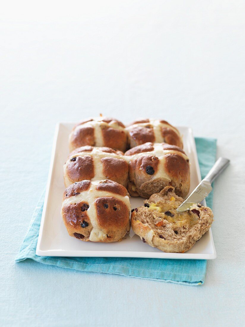 Hot Cross Buns mit Messer