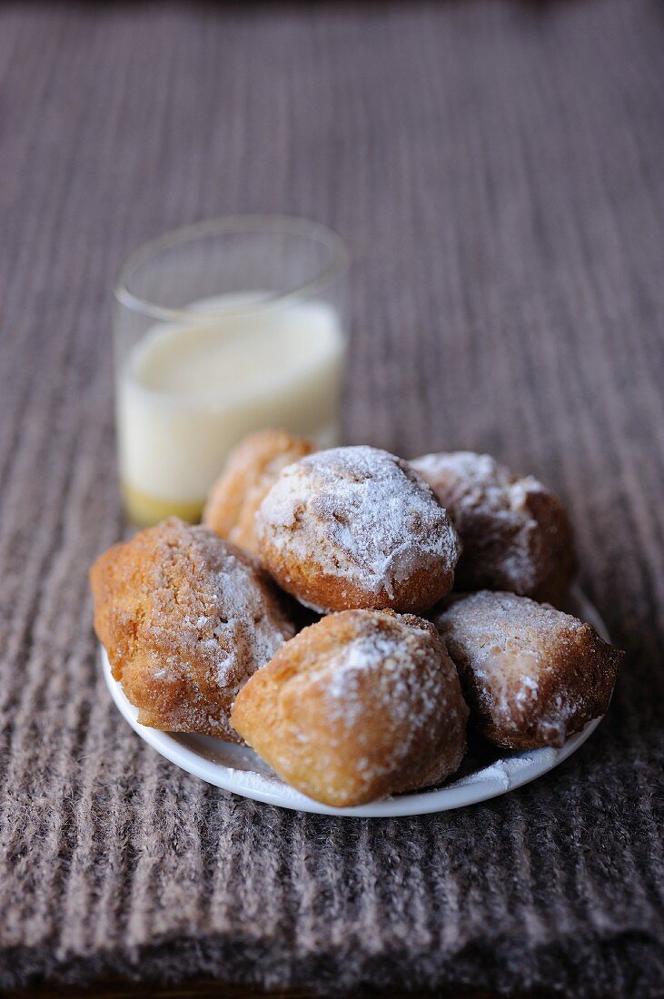 Cuisses de dames (carnival doughnuts, France) and wine foam