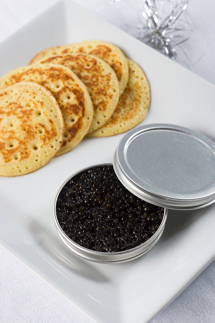 Schwarzer Kaviar in Dose und Maize Pancakes