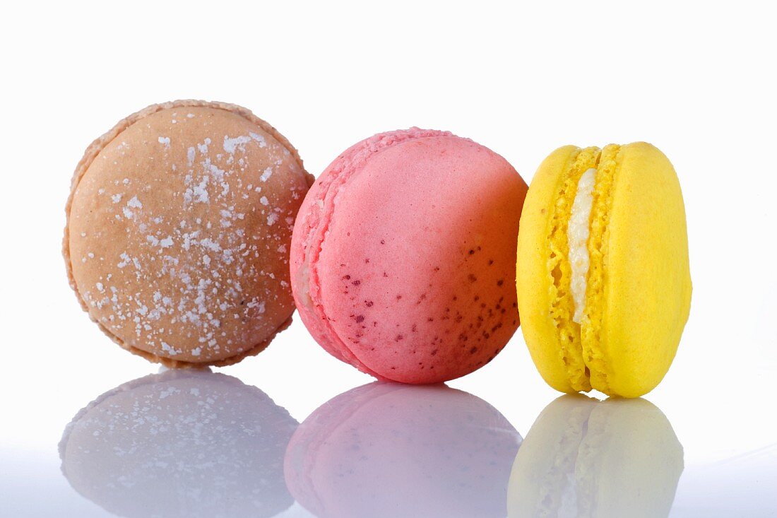 Drei verschiedenfarbige Macarons