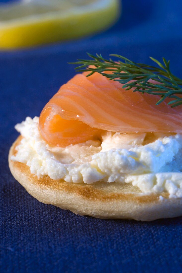 Blini mit Frischkäse, Lachs und Dill