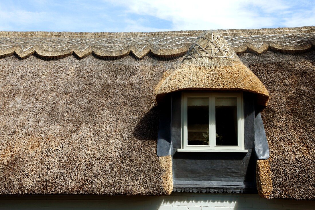 Traditionelles Reetdach mit Gaube in englischem Stil