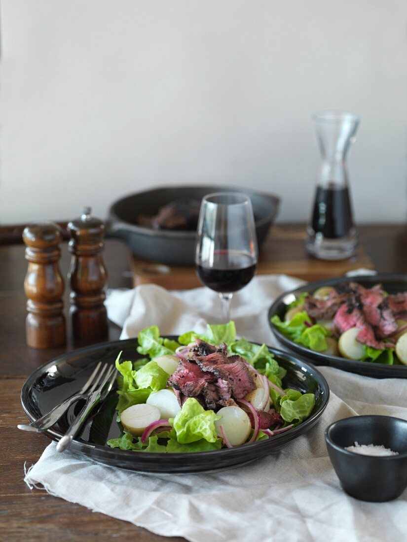 Salat mit Pfeffersteak mit Kartoffeln