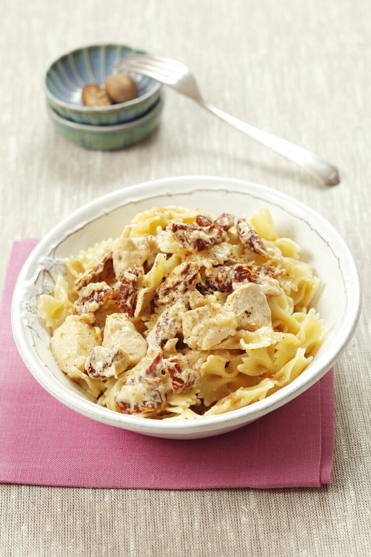 Farfalle with cream sauce, dried tomatoes and chicken