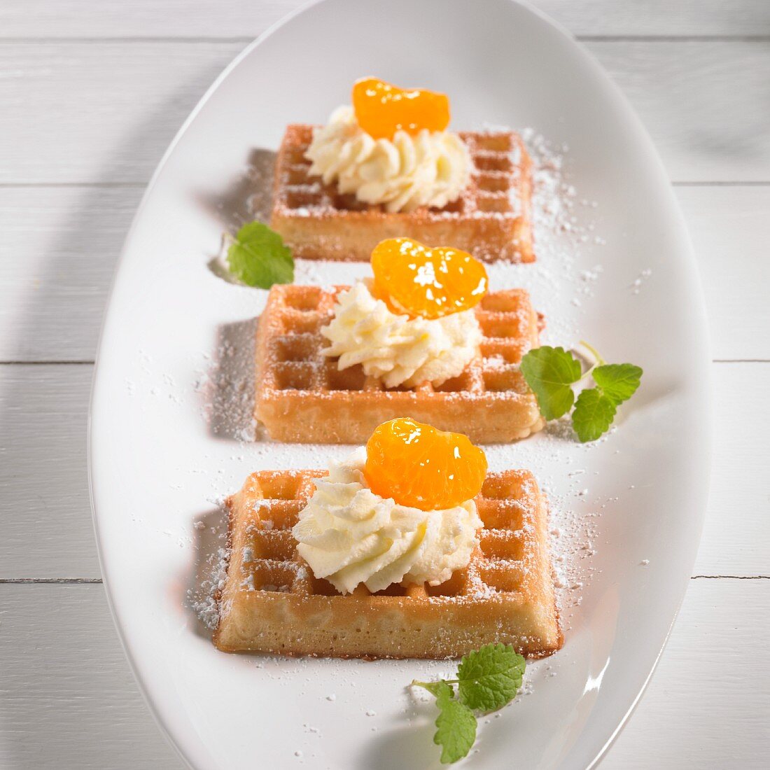 Waffeln mit Mandarinen und Sahnetupfen