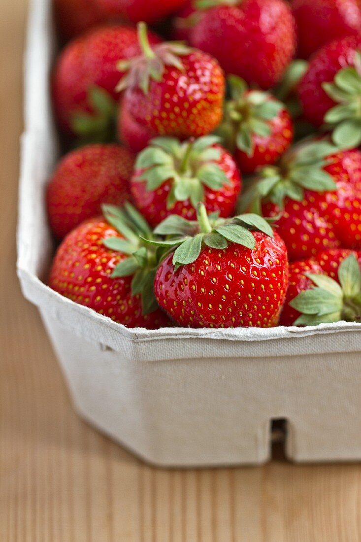 Viele Erdbeeren im Pappschälchen (Ausschnitt)