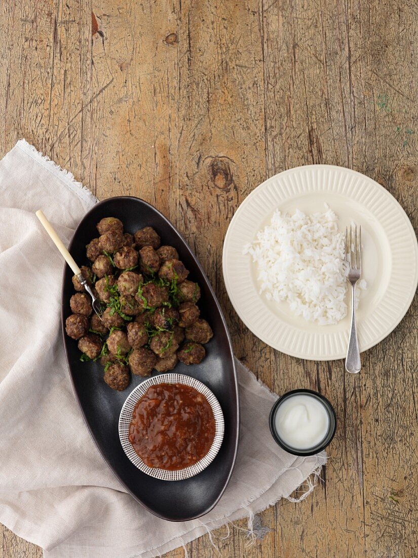 Spicy meatballs with rice
