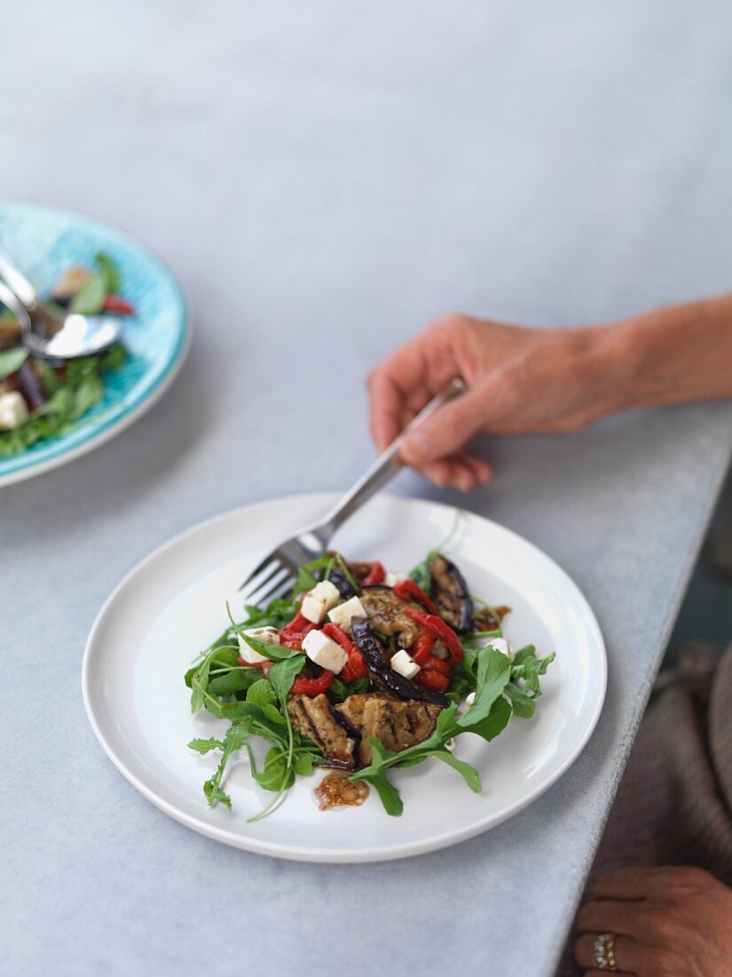 Salat mit gegrillten Auberginen, Paprika und Feta